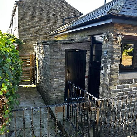 Unique Victorian Stable Conversion Halifax Luaran gambar