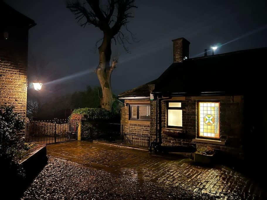 Unique Victorian Stable Conversion Halifax Luaran gambar