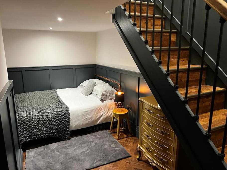 Unique Victorian Stable Conversion Halifax Luaran gambar